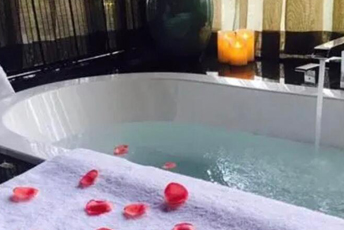 苏州姑苏水疗池中的失重冥想：当身体学会漂浮